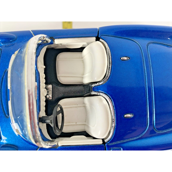 Road Tough 1957 Chevy Corvette 1:24 Scale Diecast Model Car With Plastic Stand - Picture 8 of 16